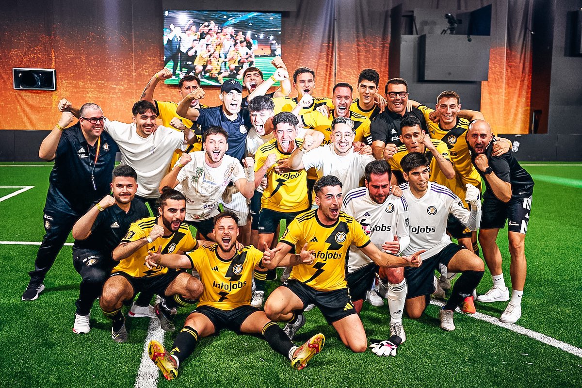 Hablar de táctica en este partido es absurdo , hablemos de lo emocional!supimos aguantar la presión hasta el final, creer en cada componente de este equipo y el plan, nos hizo sumar 3 puntos que quedarán en nuestro recuerdo. A trabajar se ha dicho!💪🏻
MUCHO RAYO SIEMPRE⚡️