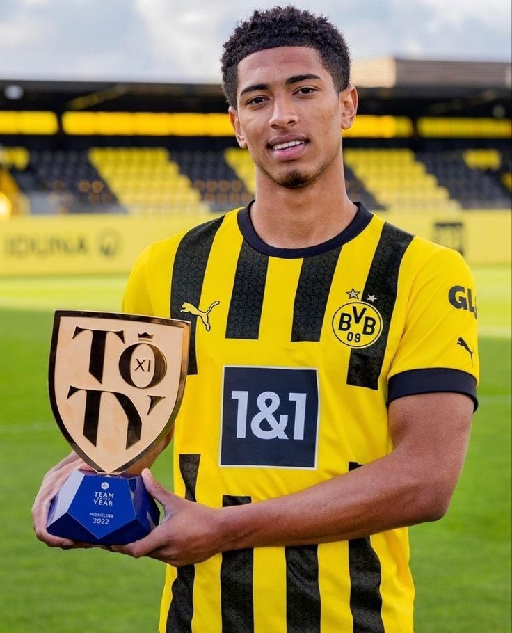 Real Madrid signing Rumors ✍️

Richarlison------&gt;Not Sure
Jude Bellingham-----&gt;99%
Erling Haaland-----&gt;Negotiations
Vlahović-------&gt;Certain
James-----&gt;Could Happen
Alphonso Davies-----&gt;50%
Endric---&gt;Done in 2024

#ViniciusJr 
#football