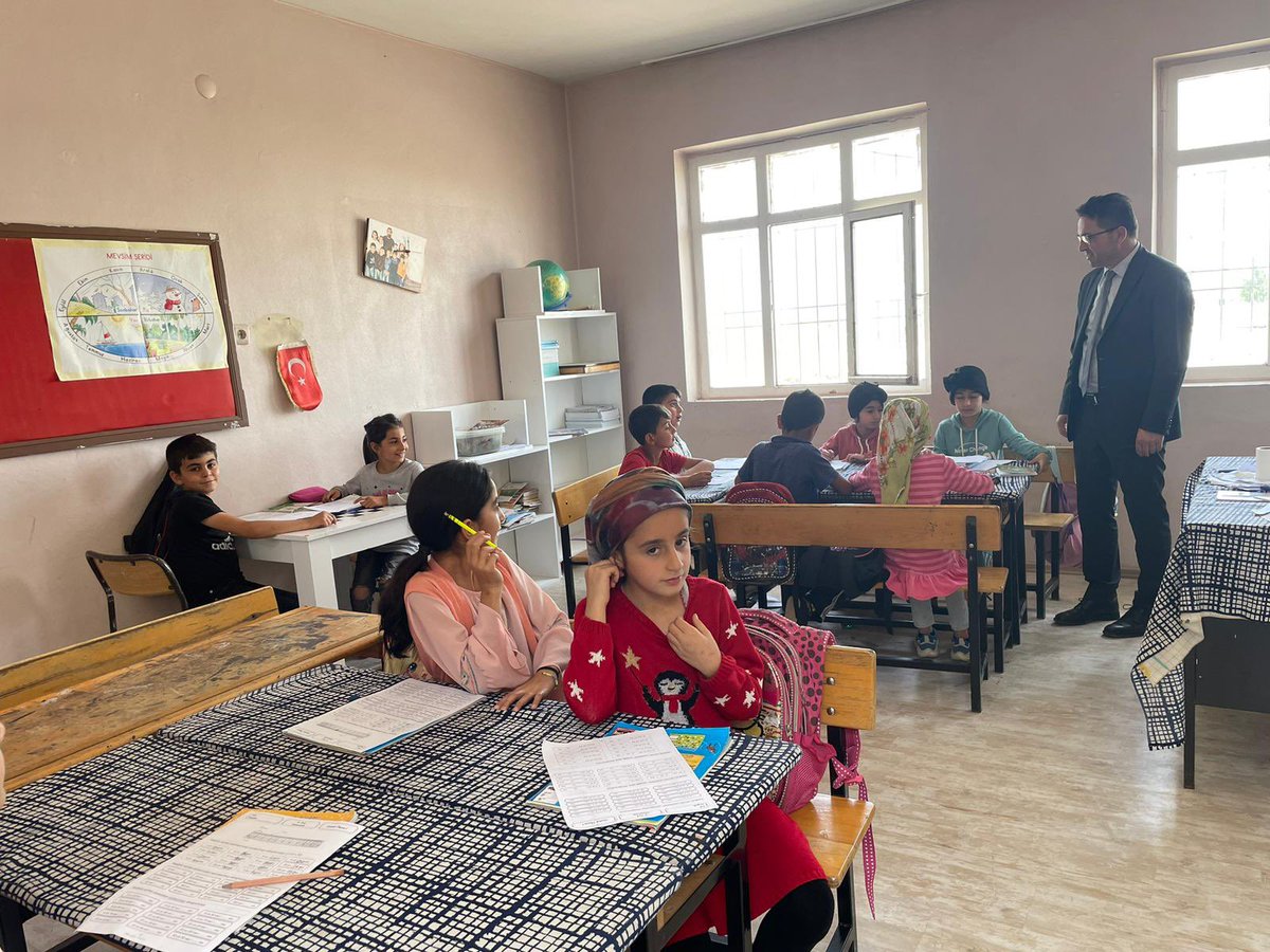 Birleştirilmiş Sınıflı Okullarımızı (BSİ) ziyaret kapsamında Tanoğlu H. Hüsnü Tekışık  İlkokulundaki öğretmenler ve öğrencilerimizle bir araya geldik. 
<a href="/prof_mahmutozer/">Mahmut Özer</a> <a href="/aliihsansu_/">Ali İhsan Su</a> <a href="/asimsolak/">Asım Solak</a> <a href="/Murat4Kucukali/">Murat Küçükali</a> <a href="/Diyarbakirmem/">Diyarbakır İl Millî Eğitim Müdürlüğü</a>