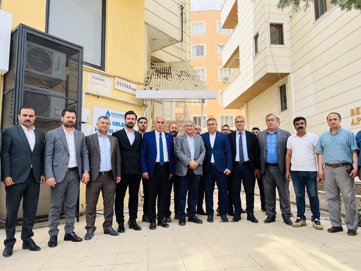 AvAhmetTuysuz's tweet photo. Önceki dönem Kültür ve Devlet Bakanımız Sn. @dfikrisaglar ve önceki dönem Milletvekili @azizaydinlikchp İl Başkanlığımıza ziyarette bulundular.2.Tur için istişarelerde bulunduk. Nazik ziyaretleri için çok teşekkür ederiz. https://t.co/NGVgNFoLrq