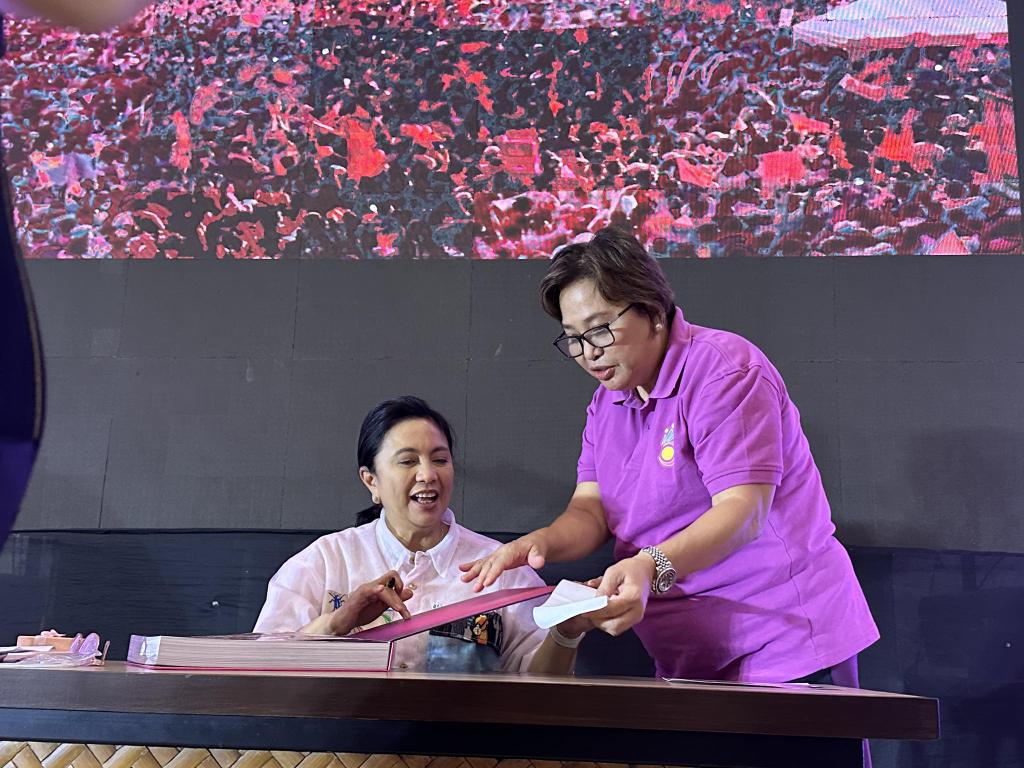 Basta nakangiti pa rin si Leni, Ok na.