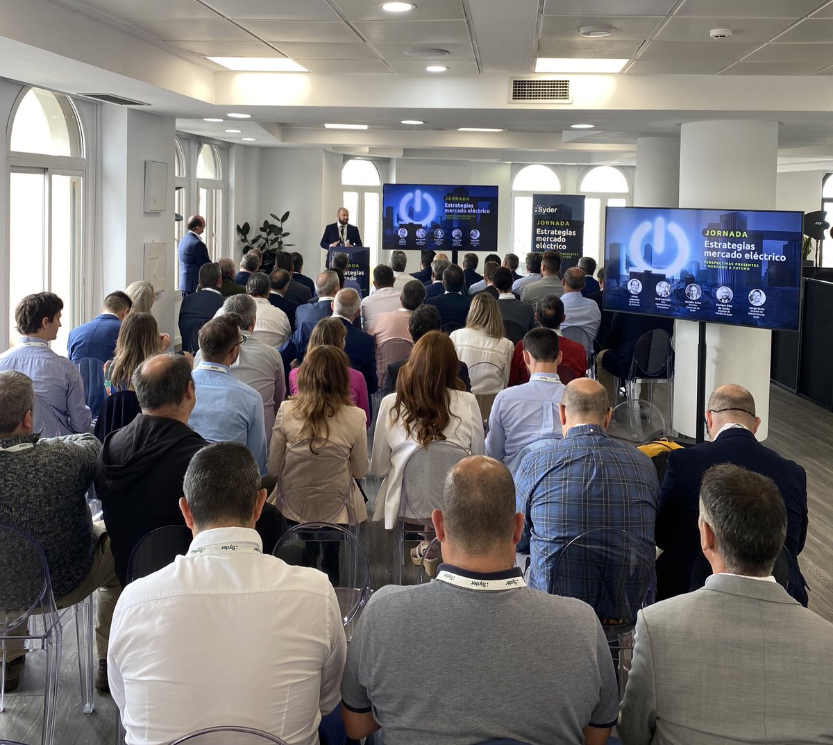 quiquemari's tweet photo. Qué bien volver a organizar eventos corporativos y que mezclen difusión de conocimiento y posicionamiento de marca. Hoy con @SYDER_COM_ELECT #jornadaestrategiamercadoeléctrico https://t.co/SY4GieNmdB