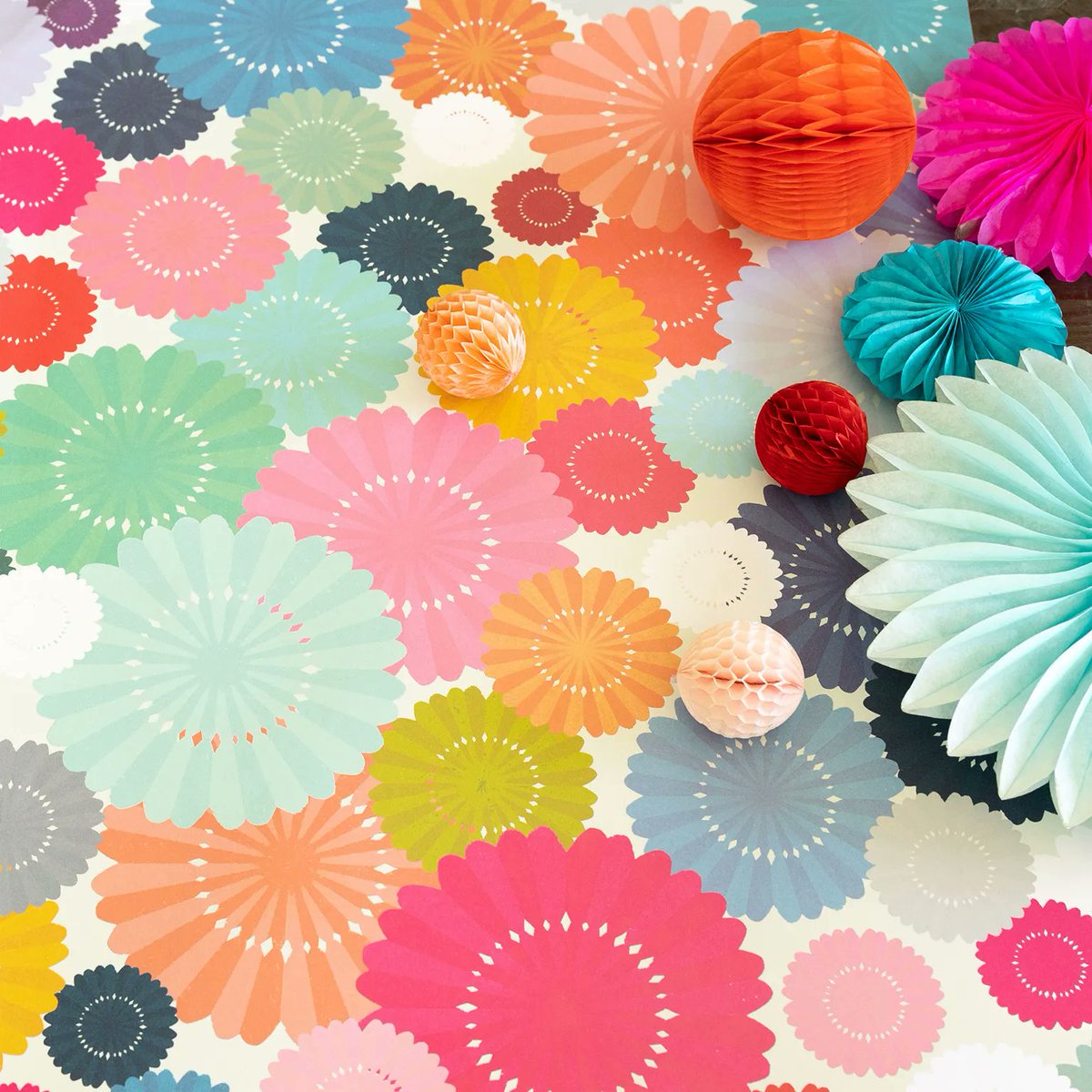KaliStileman's tweet photo. We love our paper fans so much... We created a wrapping paper to celoebrate them! 💚
#kalistilemanpublishing #wrappingpaper #giftwrap #paperfans #origami #giftwrappinginspo #luxurygiftwrap #publisher #publishing #artist #design #photography #artwork #papercraft #gifts #giftideas https://t.co/Azixg1IL8Y