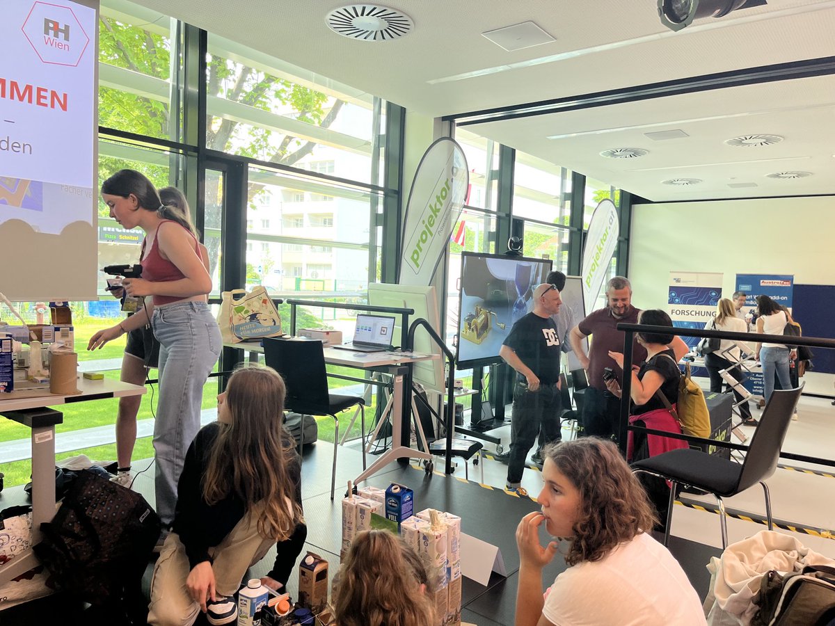 michael00899182's tweet photo. Die Schulen präsentieren ihre eLearning Projekte! #eBazar https://t.co/5Mn83uYMuz