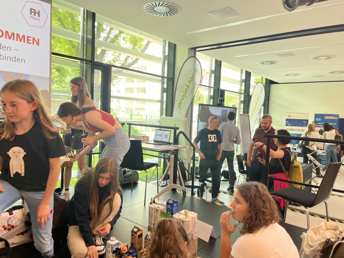 michael00899182's tweet photo. Die Schulen präsentieren ihre eLearning Projekte! #eBazar https://t.co/5Mn83uYMuz