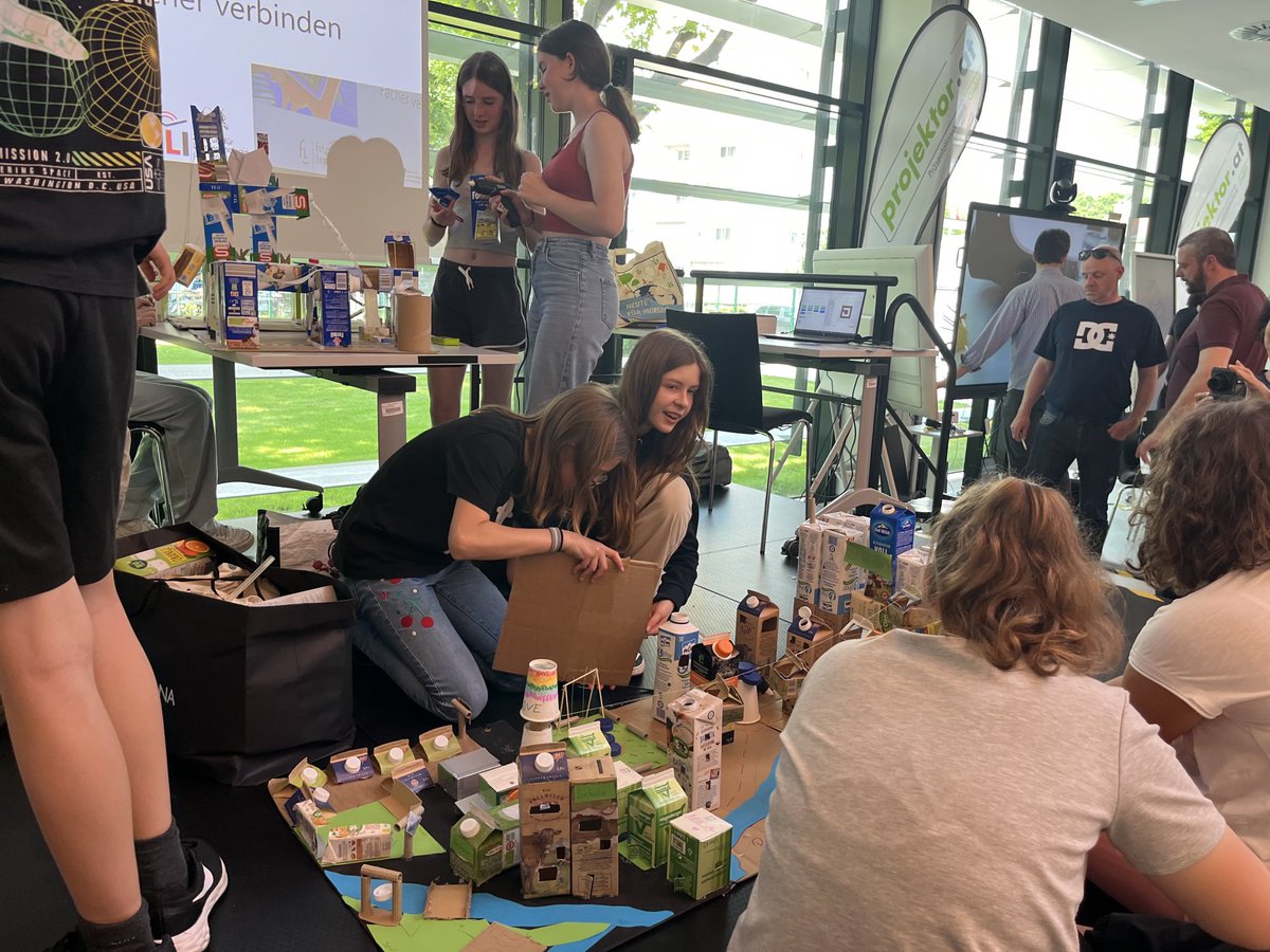 michael00899182's tweet photo. Die Schulen präsentieren ihre eLearning Projekte! #eBazar https://t.co/5Mn83uYMuz