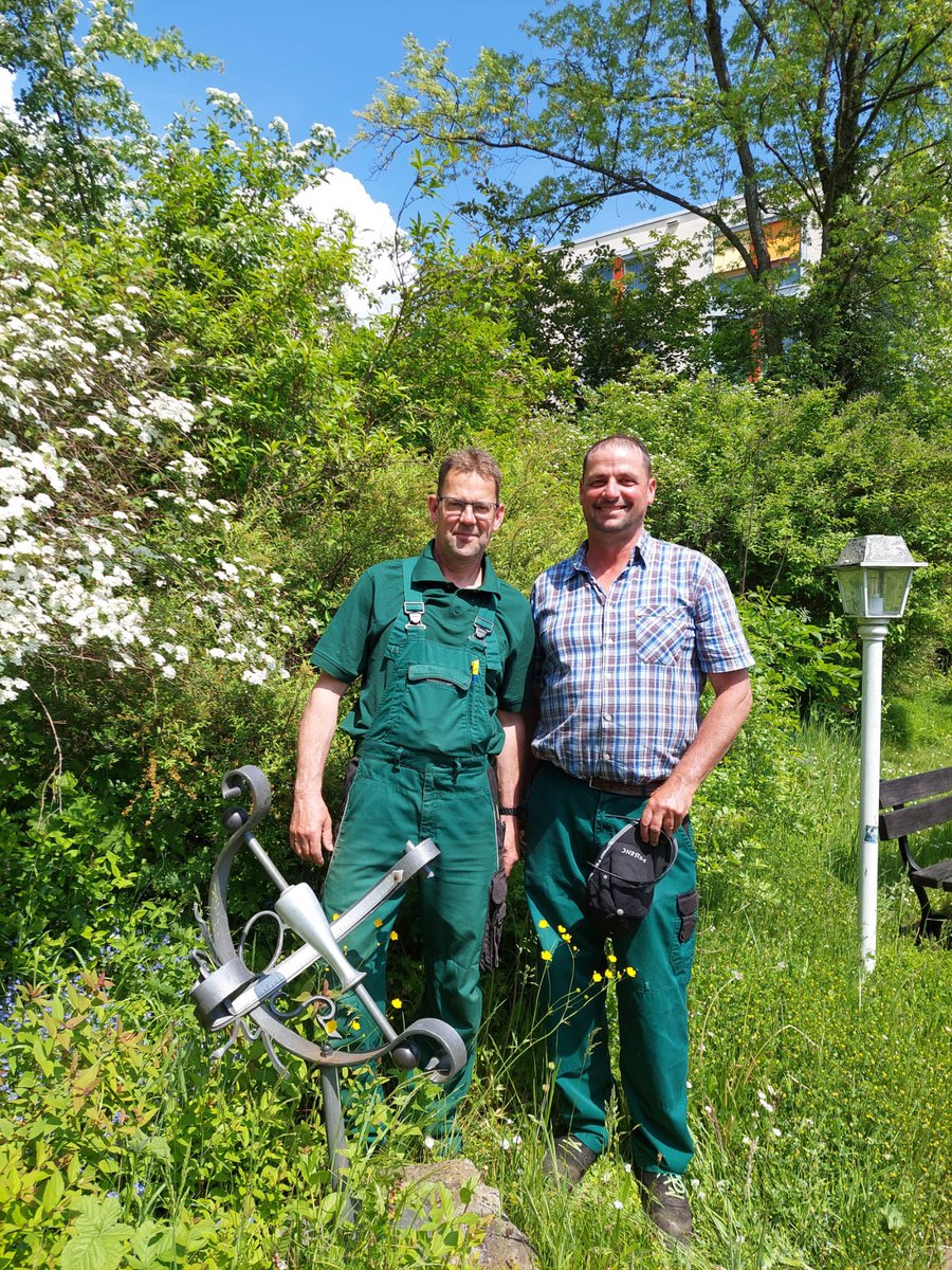 🌺 Blumige Grüße aus unserer #Klinik #Hartwald in #Bad_Brückenau und einen herzlichen Dank an die beiden Herren, dich sich so liebevoll um unsere Grünanlagen kümmern 🤗 Informieren Sie sich über unsere Klinik Hartwald: reha-klinik-hartwald.de 💻 #drvbund #reha #rehaktivieren