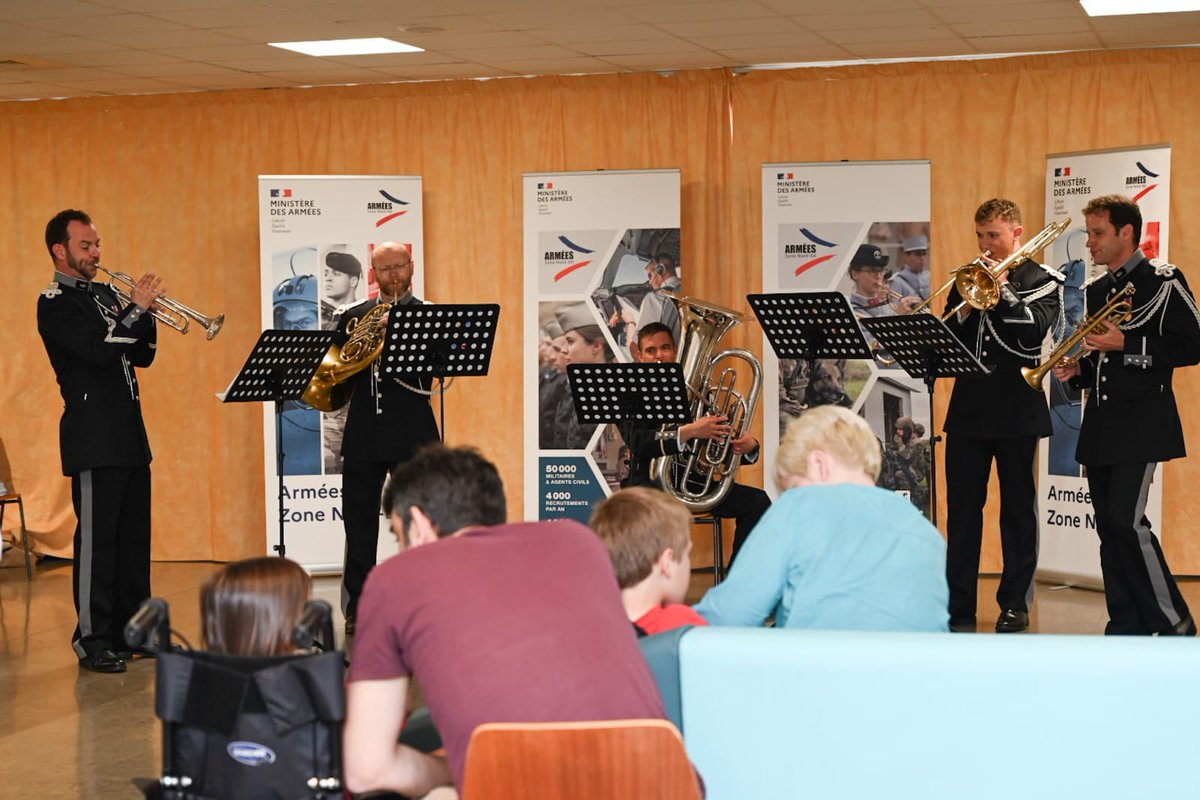 La @musiqueabc 🎷, joue pour les enfants malades, leurs parents 👨‍👩‍👧‍👧 et le personnel soignant, un répertoire conçu pour le jeune public au @CHRU_de_Nancy 🏥

Un moment de partage chaleureux pour tous ! 🙌  

#CohésionDéfense #ArméesNation