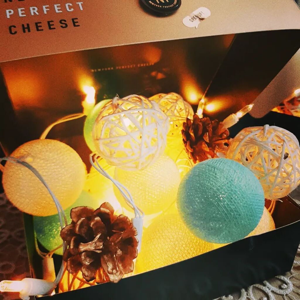 母の日に頂いたお菓子( ͜🍮･ω･) ͜ 🥨
全部食べたので⁡、空き箱に #コットンボールライト( ͜○ ･ω･) ͜○⁡( ͜♡ ･ω･) ͜♡
⁡⁡
⁡ #ハンドメイド作品
 #ハンドメイド雑貨  #ハンドメイド好きさんと繋がりたい  #インテリア雑貨  #インテリアライト  #プレゼント  #お誕生日おめでとう ⁡