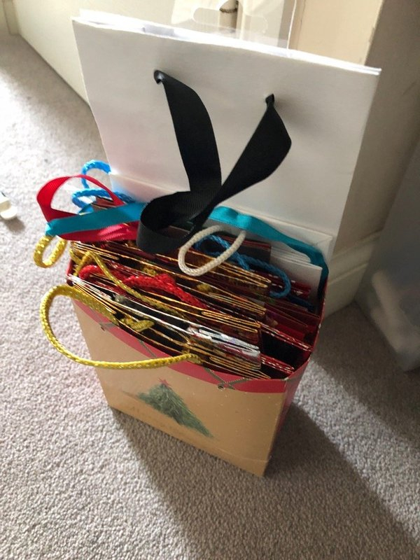 OFFER: Small mini Xmas gift bags (SE28) ilovefreegle.org/message/995552…