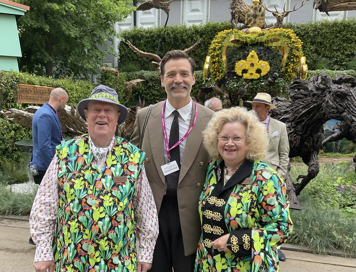 Patrick Grant from The Great British Sewing Bee
says hello to the #cactuscouple at #RHSChelsea #chelseaflowershow2023 #cacti #100masters #sewingbee