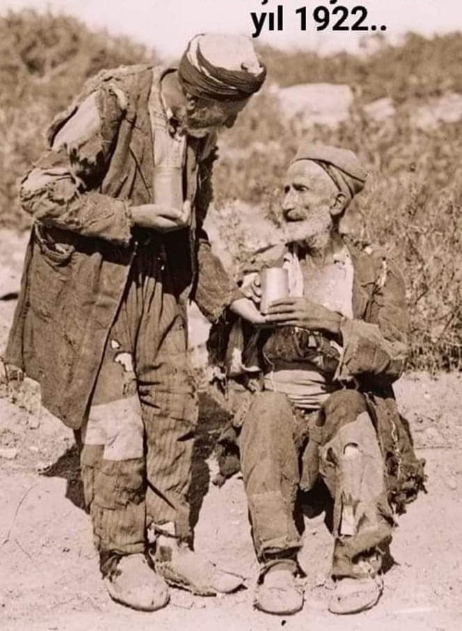 Osmanlı torunuyuz diye övünüyorsunuz ya hani! 
Sizler aslında Osmanlı torunu falan değilsiniz! 
Ama bizler Osmanlı'yı 600 sene vergilerle besleyen, savaşta kırılan, başkente vizeyle girebilen... gariban Anadolu köylülerinin torunlarıyız ve Osmanlı zulmünü hiç unutmayacağız!!!