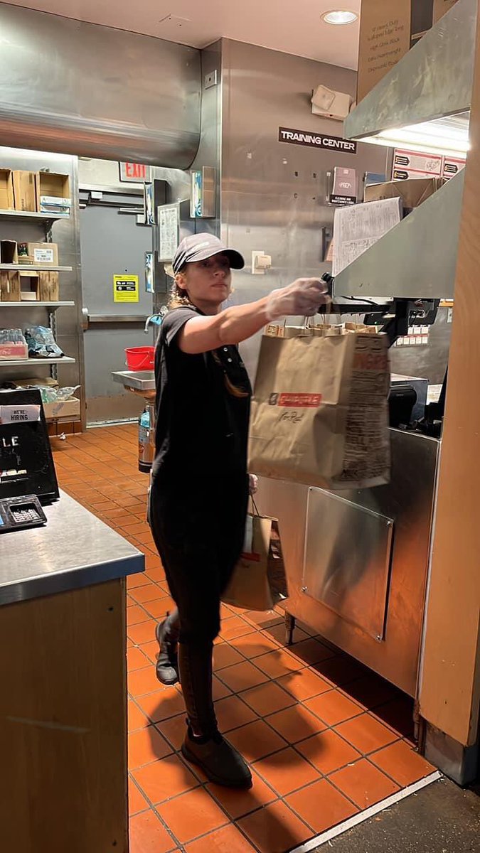 Ft216Italian's tweet photo. @ChipotleTweets This is your response when contacted.  I get that you “might” be out of lettuce, but you were also out of chips, shells, fajitas, and veggies.   This was posted on another platform and others commented on this exact employee as well. https://t.co/tVhYTtO9ON