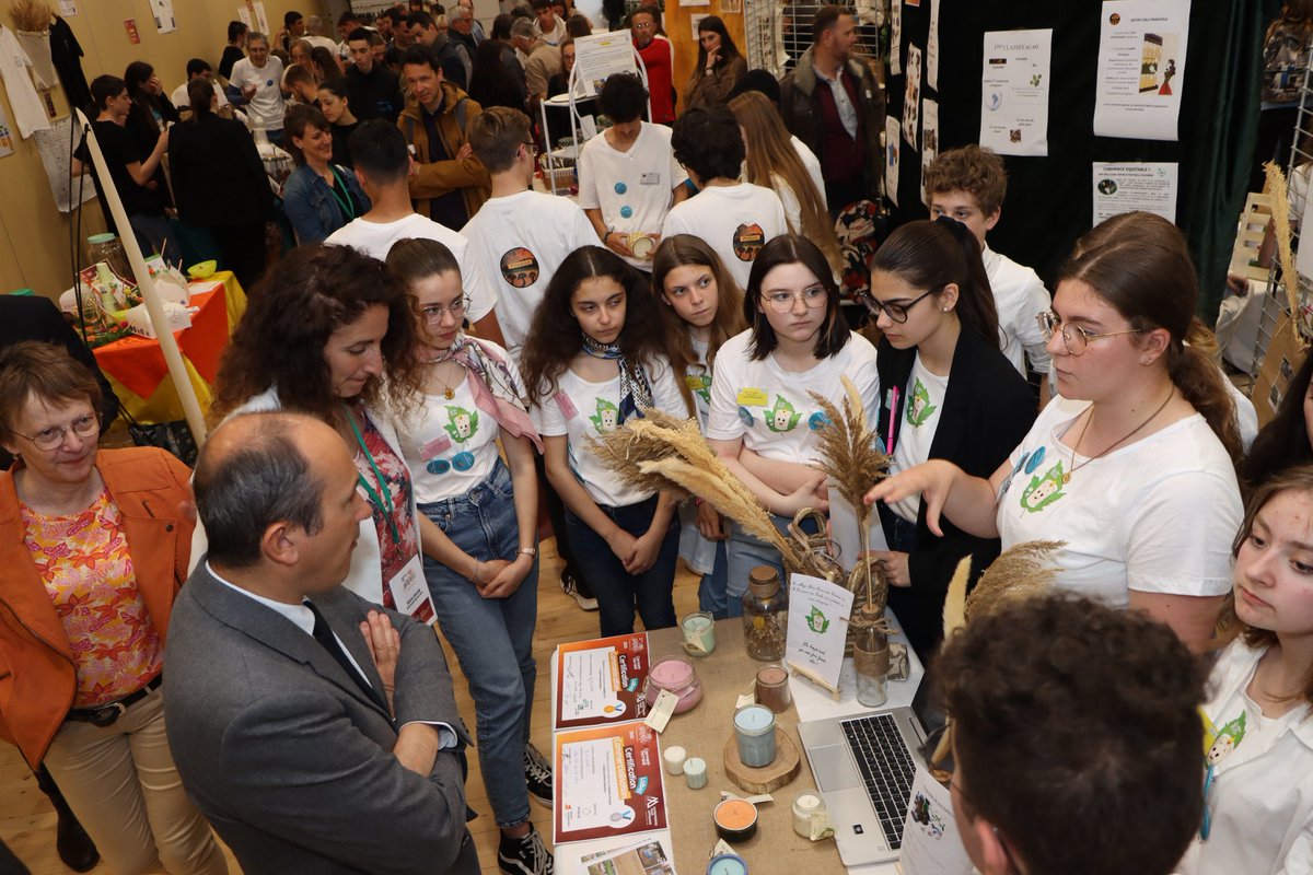 acclermont's tweet photo. 21 mini-entreprises composées d'environ 350 jeunes venant de toute l'académie participent au Festival des Mini-entreprises© organisé par l'association Entreprendre pour apprendre @epaAura au @SemaphoreCeb (Cébazat) en présence du recteur @BenmiloudKarim.
#RelationEcoleEntreprise https://t.co/7gph4FCkSq