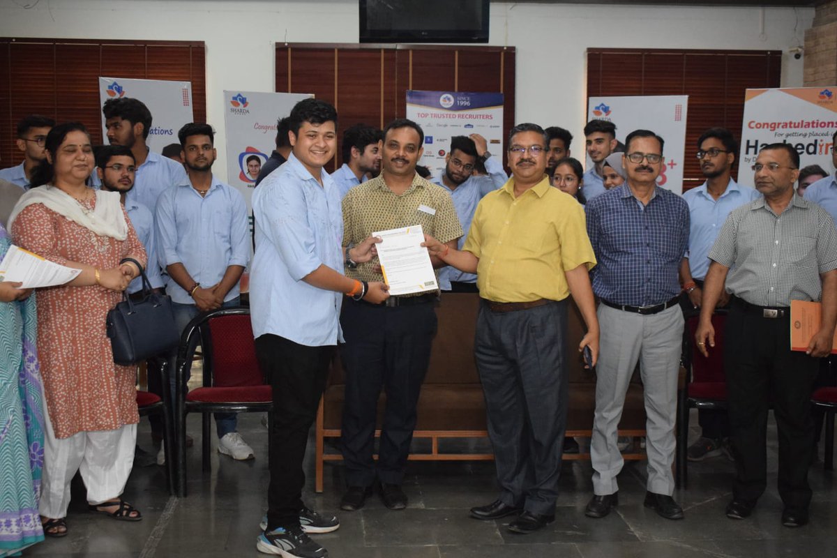 AnandCampus's tweet photo. Felicitation by Training and Placement Department

#AEC #ShardaGroup #AnandCampus #Felicitation #Placement #EngineeringStudents #AnandEngineeringCollege https://t.co/TKMLXrIAAJ