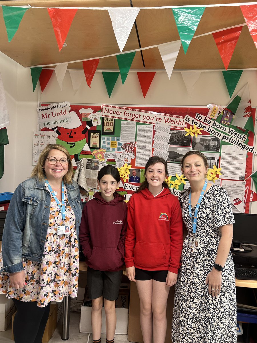 danielleeas's tweet photo. Rydyn ni’n hapus iawn i dderbyn y wobr aur heddiw! We are very happy to recieve the gold award today! Diolch i @CSCSiarterIaith! @CSC_Cymraeg @cwmlai https://t.co/nlo96clyRb