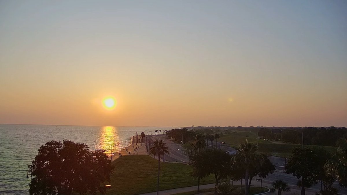 FOX8NOLA: RT <a href="/ZackFradellaWx/">Zack Fradella</a>: A nice start to this Tuesday - hints of low humidity out there. Later this week our air becomes even drier making for a great stretch of weather heading into Memorial Day weekend. #lawx <a href="/FOX8NOLA/">FOX 8 New Orleans</a>