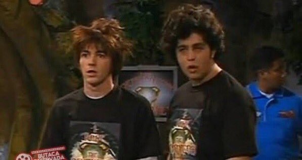 lo más gracioso fue cuando en chile estaban descargando las vallas y literalmente a los 10 minutos salió el anuncio oficial de que justin cancelaba la gira

los empleados: