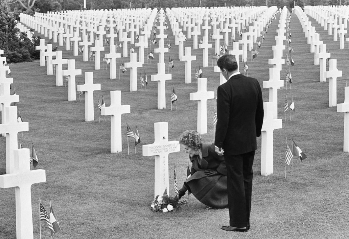 Ronald Reagan 🇺🇸 paying tribute to the fallen of #DDay (Normandy, France (1984)).
#POTUS ♥️
#DDay79