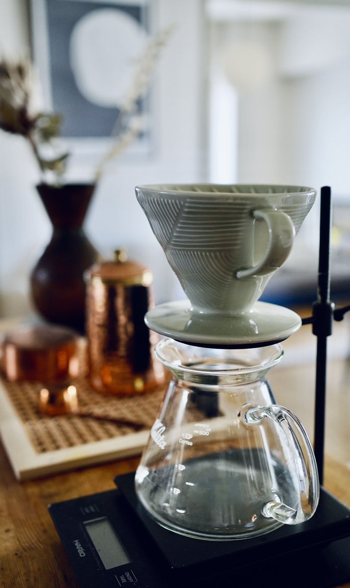 いつもコーヒー豆を買っている清澄白河のオールプレスエスプレッソがHARIOとコラボしてV60ドリッパーを発売したので、早速購入しました…！ヒダのデザインが可愛すぎてたまらない… https://t.co/o2AkdCGygL