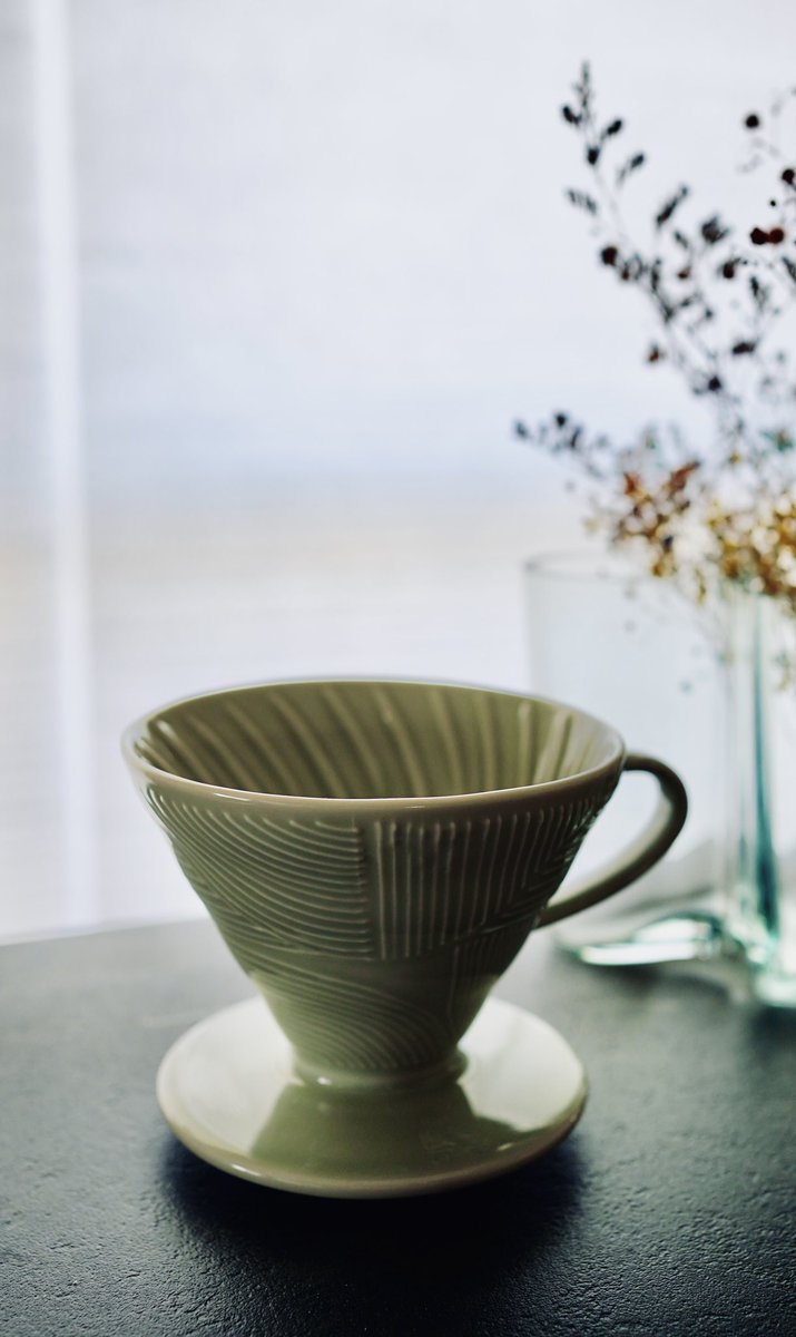 いつもコーヒー豆を買っている清澄白河のオールプレスエスプレッソがHARIOとコラボしてV60ドリッパーを発売したので、早速購入しました…！ヒダのデザインが可愛すぎてたまらない… https://t.co/o2AkdCGygL