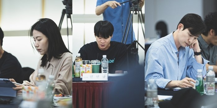 Netflix confirms movie 'War & Disorder (Jeon, Ran)' production & shares photos from 1st script reading session with #GangDongwon #ParkJeongmin #ChaSeungwon #KimShinrok #JinSunkyu #JungSungil. To be produced by #ParkChanwook

naver.me/xGi7UaIW #KoreanUpdates RZ