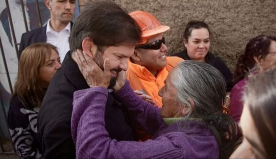 Que bella foto, representa la cercanía de un joven mandatario con la gente de la tercera edad. #BuenaBoric !