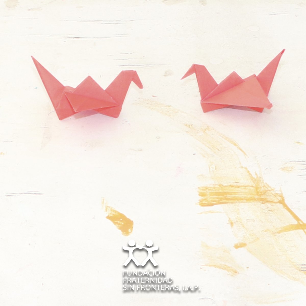 FundacionFSF's tweet image. Los beneficiarios ahora están inmersos ahora en el origami. Con esto trabajan coordinación, pinza fina, trabajo en equipo y relaciones sociales. Al final se sienten contentos de haber hecho su figura. En este caso una paloma.
#PcDI #Origami #FFsF #JAP