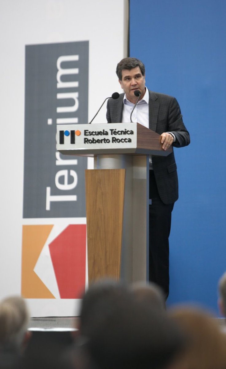 MaximoVedoya's tweet photo. Hoy fue un gran día en nuestra Escuela Técnica Roberto Rocca. No sólo entregamos 911 becas a alumnos destacados de 🇲🇽,  sino que también firmamos junto a la sec @SofialeticiaM  el convenio del Programa de Becas Roberto Rocca para todos los estudiantes de secundaria en Pesquería. https://t.co/p9kb09zpm1