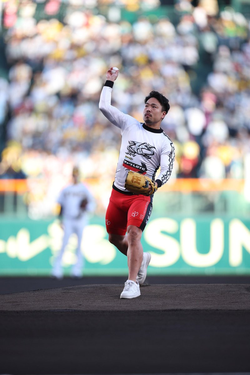 keirinosaka's tweet image. ⚾️甲子園球場内は「岸和田けいりん」一色‼️
#古性優作 選手が
『阪神甲子園球場 阪神vsロッテ~岸和田けいりんナイター~』始球式を行いました‼️
#白井美早子 選手 #豊岡英子 選手も両軍へ花束の贈呈💐
イニング間にはチャリオンくんがトラッキー、マーくんとともに登場‼️