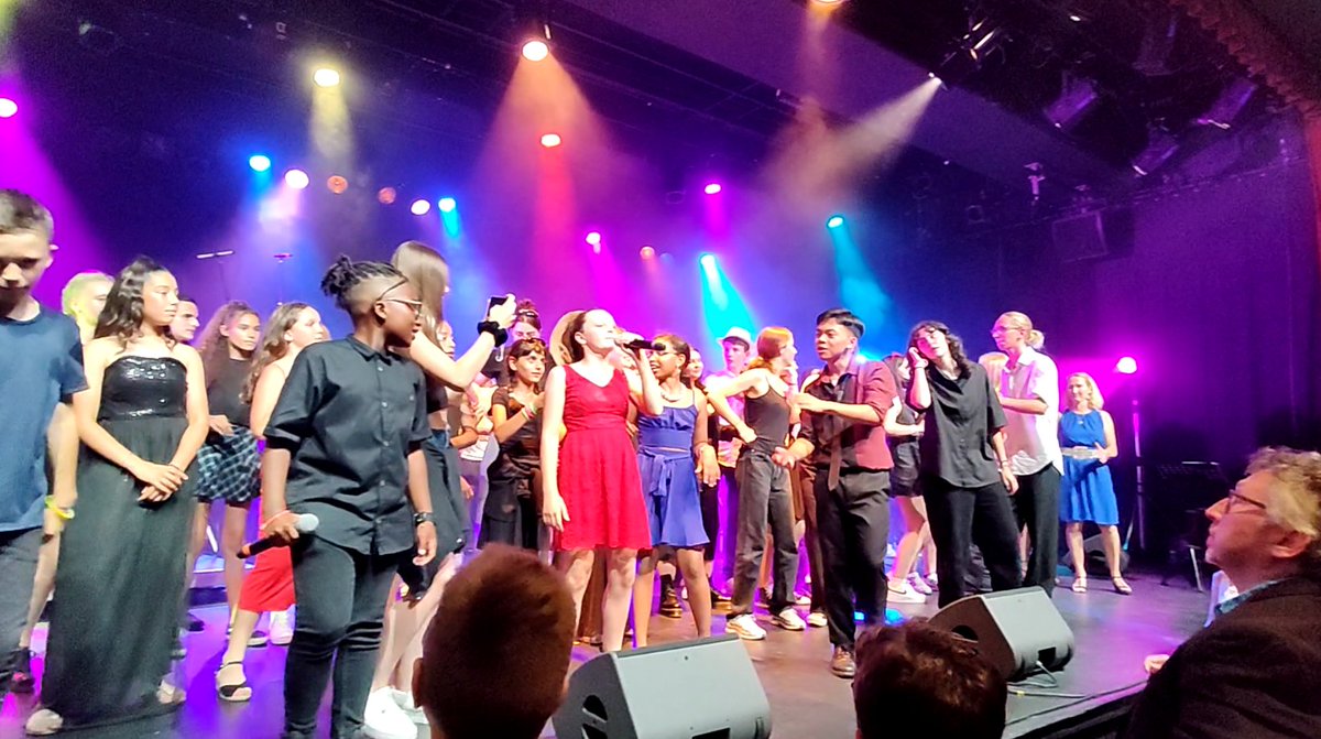 Un concert exceptionnel des élèves du <a href="/lyc_Apollinaire/">Lycée Apollinaire (Nice)</a> et du collège Paul Langevin à <a href="/Ville_de_Carros/">Ville de Carros</a>, en tant que Carrossois, ancien élève du collège et maintenant enseignant au Lycée APOLLINAIRE, je suis émerveillé par le travail des collègues et des élèves!

Bravo <a href="/RustiqueJ/">Julia Rustique🎶prof de 🎶Apollinaire</a> !