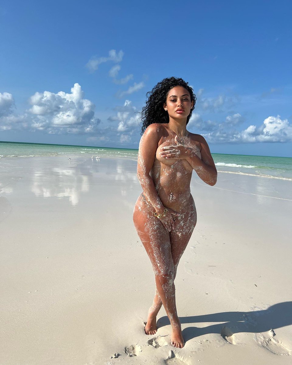 himynamestee's tweet image. would you go for a walk with me on the beach? 🏝️