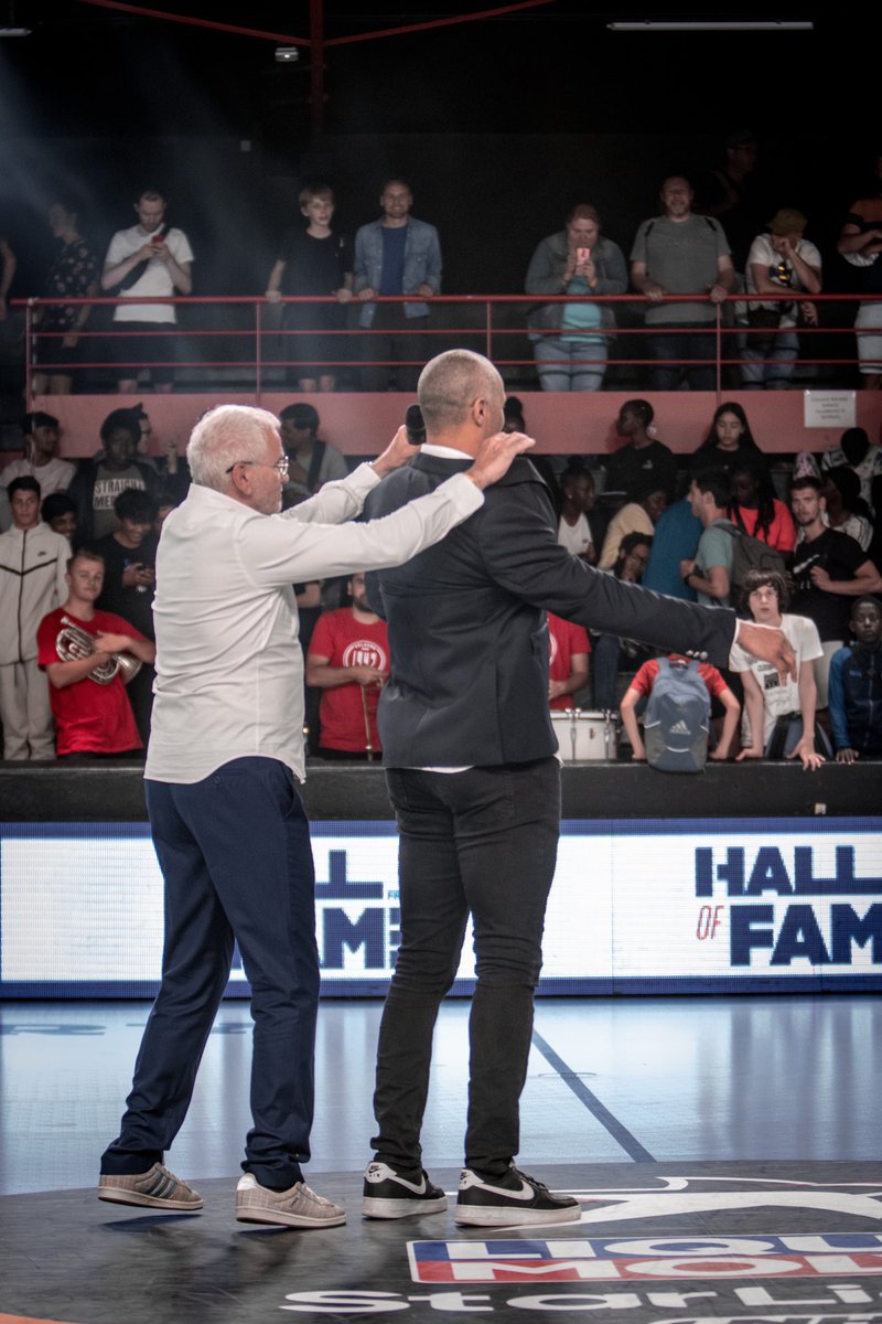 Entrée de <a href="/DidierDinart33/">Didier Dinart</a> dans le #HallOfFame 🤾🏽‍♂️ de <a href="/ffhandball/">FFHandball</a> à @USIvryHB  club de légende 
Respect 🫡 Histoire✍🏽
Culture 🎓Mémoire ⏳