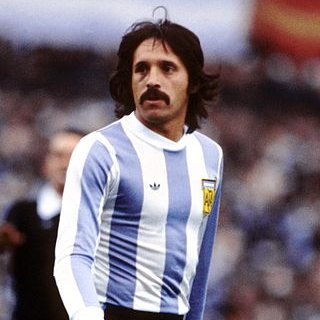 VSportsTM's tweet photo. Hace 45 años, Argentina y Francia se enfrentaron en el Monumental en un partido clave por el Mundial 1978. Leopoldo Jacinto Luque era una de las figuras del equipo de Menotti. Goleador y líder. Indispensable para el equipo. Indispensable para el grupo. Desarmaba defensas rivales y unía al plantel. Vital para mantener un excelente estado de ánimo. Crack y buen tipo. Lo colectivo por delante de los egos.

Durante la mañana de ese 6 de junio, Oscar, el hermano del Pulpo, falleció en un accidente de tráfico. Viajaba desde Santa Fe para ver en acción no solo a quien era parte de su familia, sino a su ídolo.

El padre de Leopoldo solicitó que su hijo no se enterara de la tragedia hasta después del partido. Se lo pidió al cuerpo técnico, a sus compañeros y a un grupo de periodistas que habían accedido a la información. 

El Pulpo encaró la previa con sensaciones raras, pero sin encontrarles explicación, como admitió años después. Sin embargo, saltó a la cancha de River, el club que lo cobijaba desde 1975, con su fuego sagrado marca registrada. Y fue determinante en la victoria albiceleste. 

Fabricó el penal que Passarella convirtió en gol y facturó el tanto del triunfo con una volea inolvidable. Ese golazo selló la clasificación, pero aún tenía más pruebas por superar. En la recta final del partido, se le salió el codo de lugar. El dolor era tremendo. Argentina ya no tenía más cambios y al rival le sobraba talento.

La decisión del cuerpo médico fue clara: debía abandonar el campo de juego. Le realizaron un vendaje especial, le armaron un cabestrillo y marcharon hacia el túnel. En ese momento, Leopoldo Jacinto Luque se detuvo. La explicación la ofreció él mismo a los pocos días: "Me acordé de mi familia. Me separé del doctor Oliva y me mandé a la cancha. No podíamos quedarnos con 10, era un adversario demasiado importante. Yo no le podía decir a mis compañeros que dejen todo y no estar en un momento así".

Al día siguiente, su papá y su mamá aparecieron en la concentración. El profe Ricardo Pizzarotti se acercó a Luque para comunicarle que lo estaban esperando. Cuando Leopoldo los vio, divisó a su madre llorando. Pensó que lo hacía por verlo lesionado y le iba a decir que se tranquilizara. Su padre se adelantó y, como pudo, le comunicó que "El Cacho" había fallecido horas antes del partido en el cual él, Leopoldo Jacinto Luque, tatuó para siempre su nombre en el cielo de las leyendas del fútbol argentino.

El Pulpo reapareció contra Brasil, autografió 2 goles contra Perú y fue pieza esencial en la final contra Holanda, en la cual otro golpe le provocó una lesión en la nariz, terminando con la camiseta ensangrentada. Nadie supo de dónde sacó tantas fuerzas. Él siempre tuvo la respuesta. Había alguien ayudándolo desde arriba. Hoy se cumplen 45 años. Respeto y admiración eternas, Leopoldo Jacinto Luque. Siempre y por siempre. ⚽️🇦🇷❤️🏆