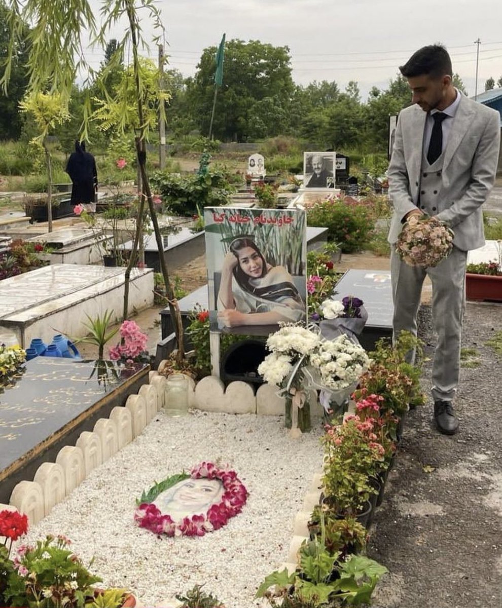 Heute war der erste Jahrestag deiner Trauung, Hananeh Kia. So hast du getanzt, bevor das Regime dich tötete. Heute kam dein Mann an dein Grab. 

#MahsaAmini‌