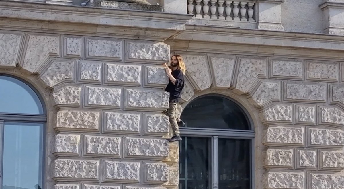 Jared Leto has been spotted suddenly climbing up a hotel without any type of protection in Germany.