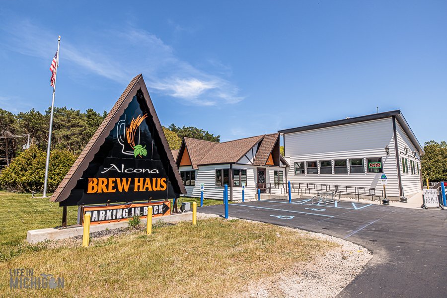 Food allergy? No problem at Alcona Brew Haus. Owner Sandy Arens is dedicated to creating a place where everyone can safely eat. Plus, great BEER! #mibeer
#CraftBeer #lakehuron #lifeinmichigan 
lifeinmichigan.com/alcona-brew-ha…