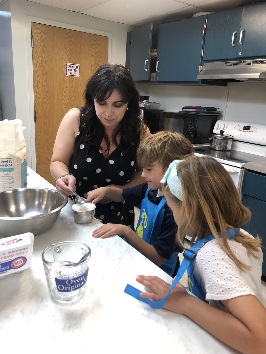 KymHarjes's tweet photo. Our cookies are delicious! 🍪 Thank you to our @HESPTO Teacher Experience winners for joining us today in the kitchen to bake 👩🏼‍🍳 #springfling2023 https://t.co/SHdaK8E0Bq