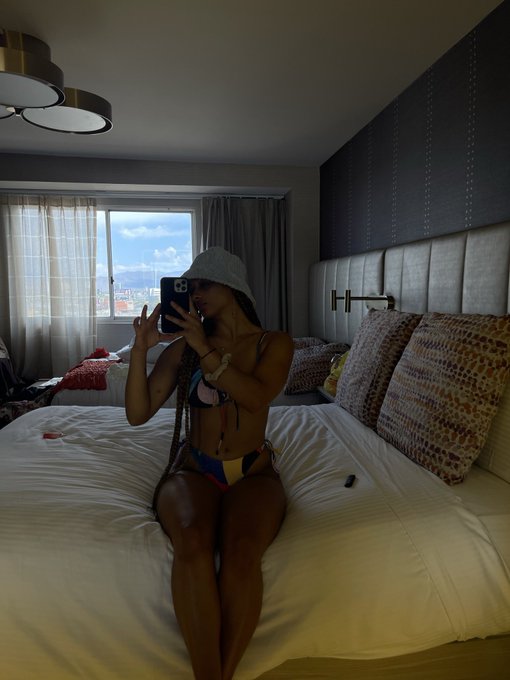 👙🩷💦 https://t.co/MYsx4ISA0a