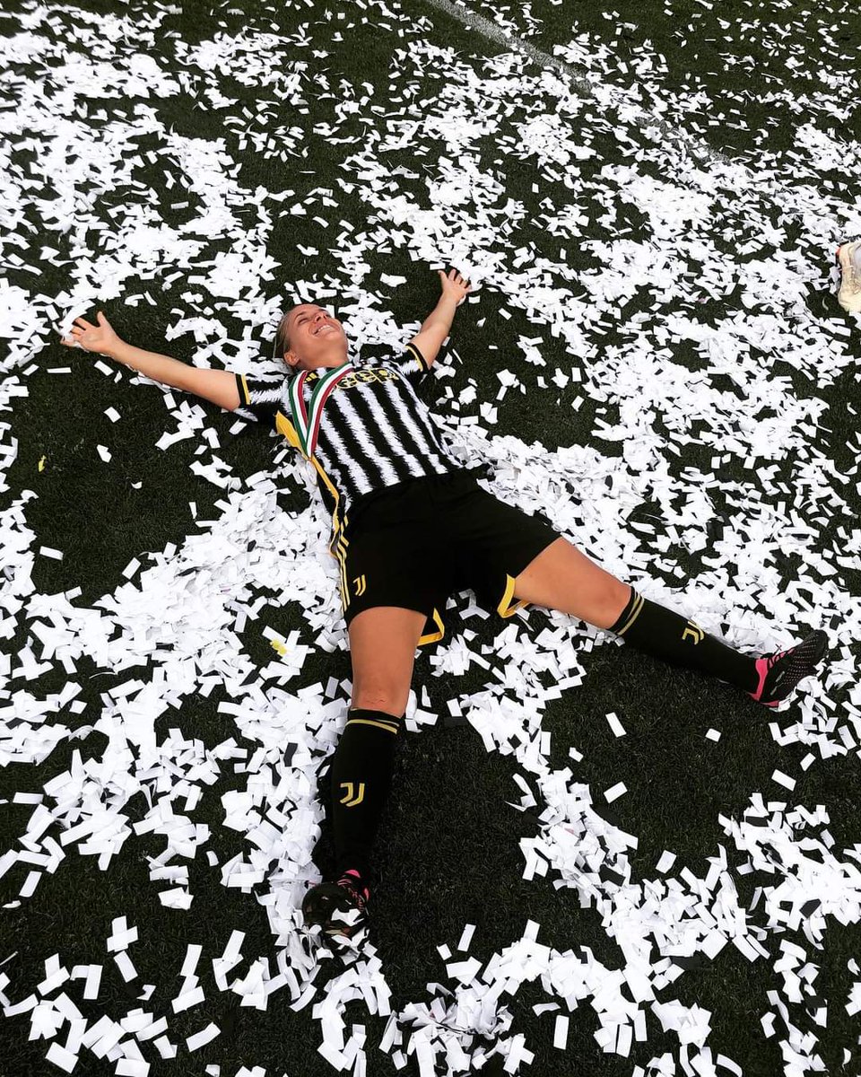 frances14372469's tweet photo. Il mancino, la fantasia, la balistica 🤍🖤🎯
V a l e n t i n a C e r n o i a 🎩
#JuventusWomen #CV7 #ValentinaCernoia #LEG3NDS https://t.co/Y20W4ySHSU