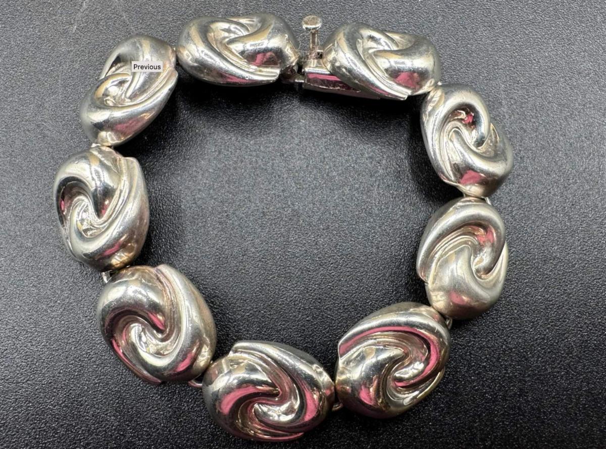 Check out Wednesday's Auction.  It starts to close at 8:00 PM.  All proceeds go back to the community!  conta.cc/3CevoU8