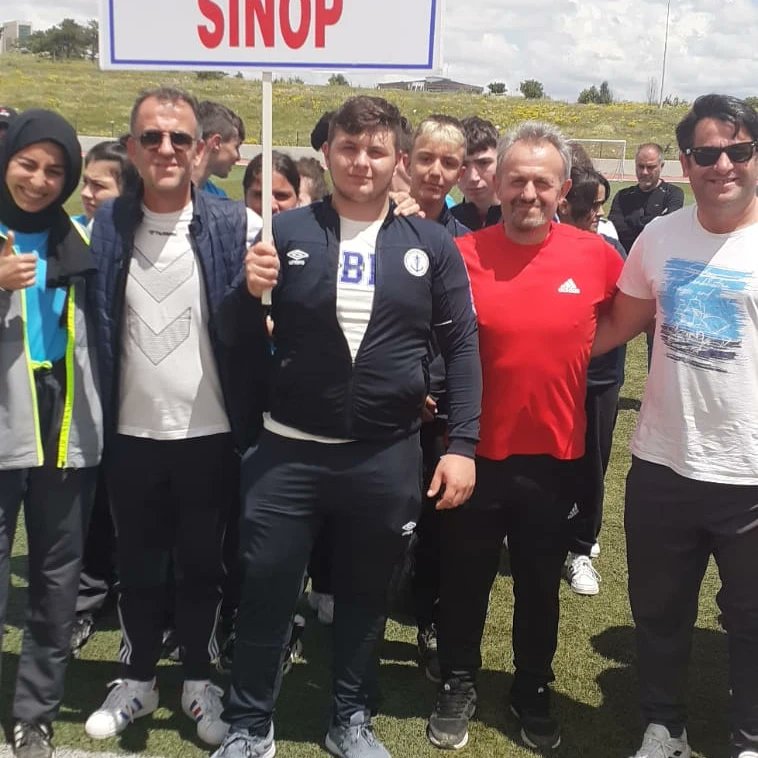 sinopzeleitimo1's tweet photo. İlimizi ve okulumuzu Nevsehir'de düzenlenen Türkiye Birinciliği yarışlarında başarı ile temsil eden öğrencilerimiz ve onların başarıları için emek veren, bir anne-baba şefkatiyle sahip çıkan öğretmenlerimiz hepinizin emeklerine sağlık iyi ki varsınız. @sinopilmem ,@YLDZercan1957 https://t.co/D7cCUqR7re