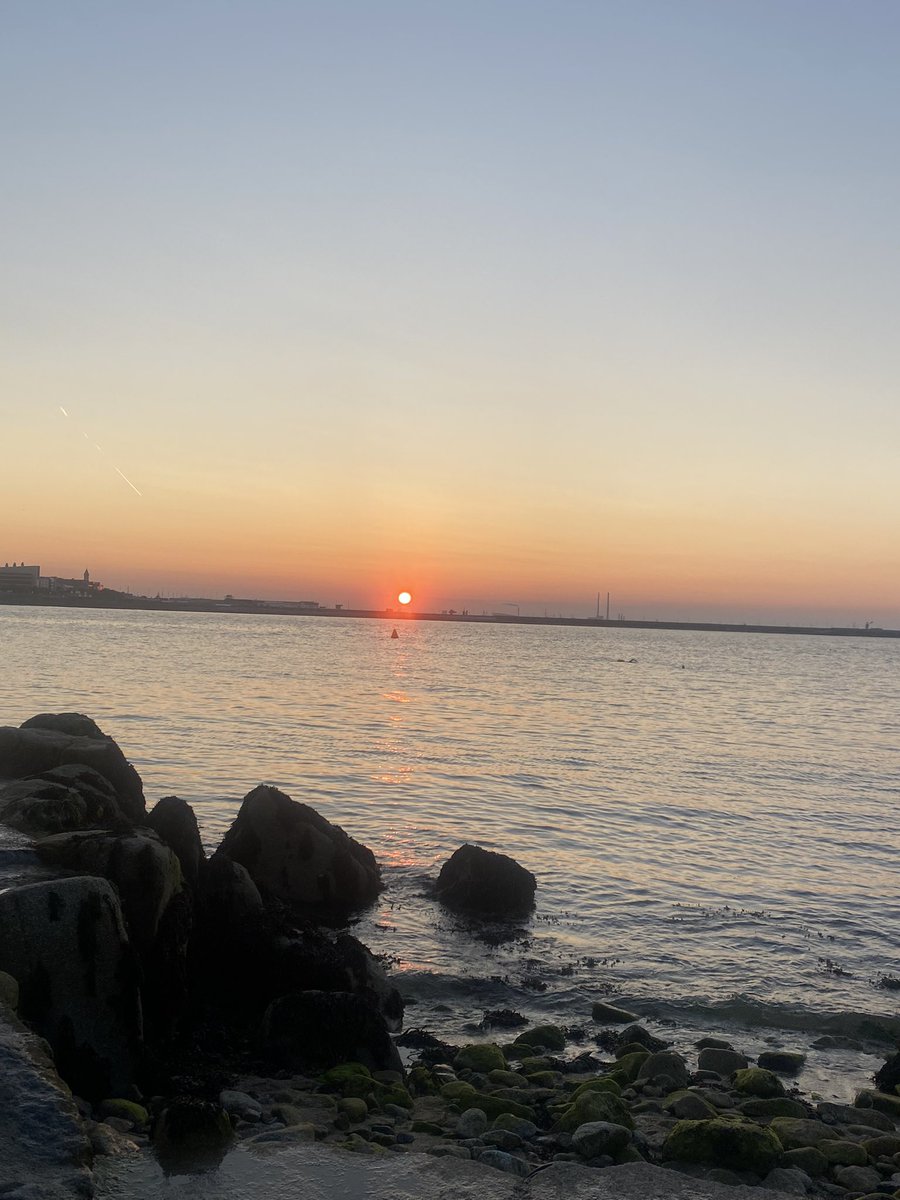 BronwynConroyBS's tweet photo. @tommyhectorshow 40ft sunset https://t.co/xGgQqpSyi6