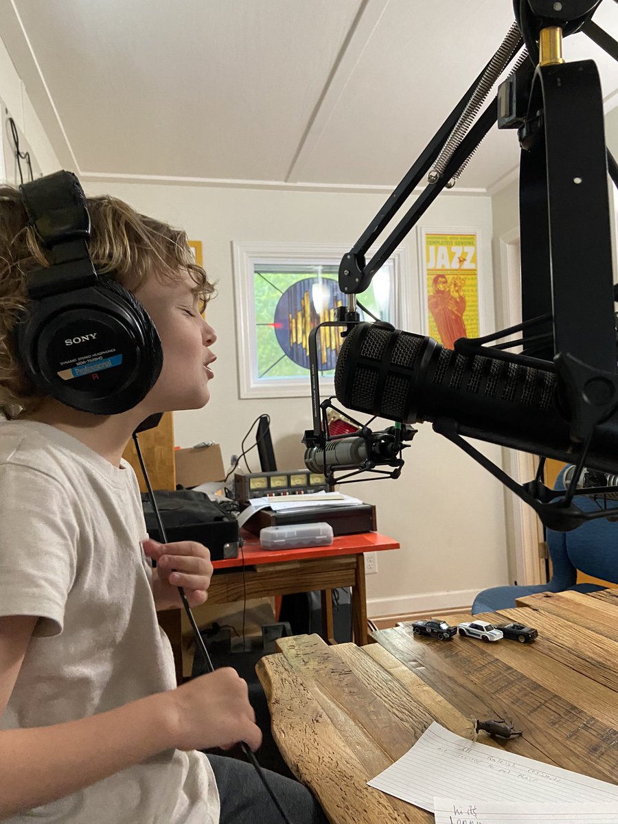 VoorvechterV's tweet photo. Tonight’s #RaleighRealTalk; It’s cute, it’s a little chaotic &amp; the playlist is a vibe + special guests Oliver &amp; Ezra really add a special level of entertainment! 🥳
🗓️Tuesdays 8:30pm EST 
📻https://t.co/p416BfLvQ0
🤩 @RaleighRealTalk 
#radiomom #littleraleighradio https://t.co/mkgwlZemKS
