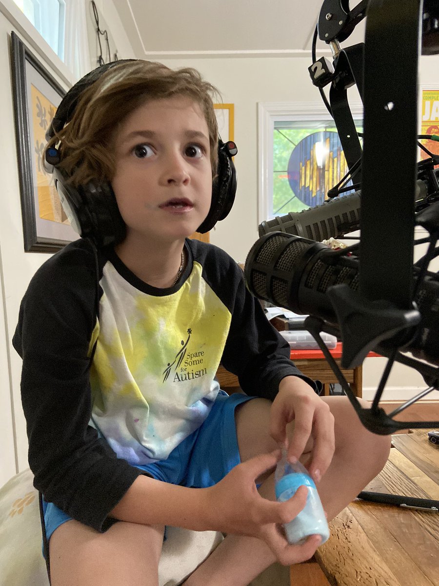 VoorvechterV's tweet photo. Tonight’s #RaleighRealTalk; It’s cute, it’s a little chaotic &amp; the playlist is a vibe + special guests Oliver &amp; Ezra really add a special level of entertainment! 🥳
🗓️Tuesdays 8:30pm EST 
📻https://t.co/p416BfLvQ0
🤩 @RaleighRealTalk 
#radiomom #littleraleighradio https://t.co/mkgwlZemKS
