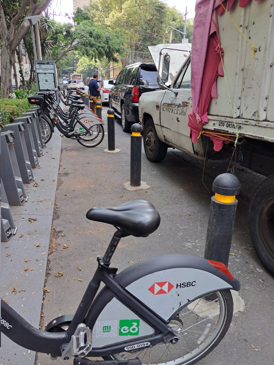 RomOrtegaBa's tweet photo. Pueden mandar a quitar los autos, estorban para sacar algunas bicis, en maría de la luz bringas colonia actipan benito juarez, están estorbando las dos estaciones que hay aquí. @ecobici @OVIALCDMX @UCS_GCDMX @locatel_mx https://t.co/V63uYQwpDN