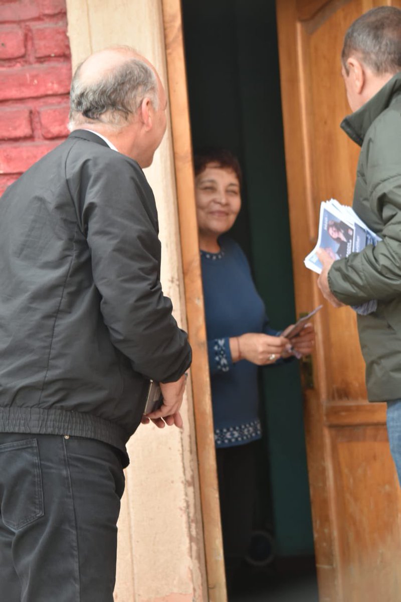 grcarmonac's tweet photo. 📍 Las Torcacitas - #Maipú | Junto a los precandidatos a legisladores @MiguelSerralta3 , @GinaLColombo y  @JPYapura , escuchamos a los vecinos/as donde nos planteaban sus preocupaciones sobre la realidad laboral que atraviesa la provincia. 

Gracias Maipú 🩵 @MatiasStevanato https://t.co/OCmW4ljcLE