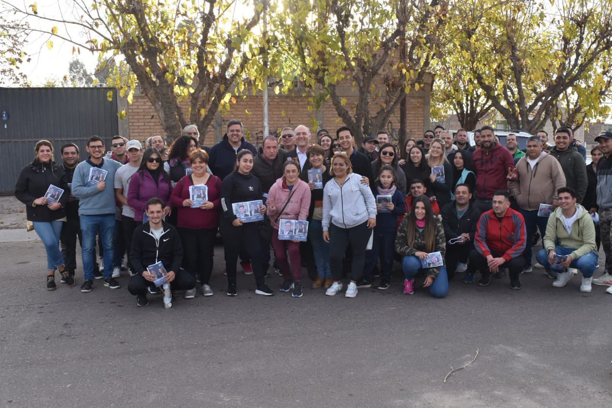 grcarmonac's tweet photo. 📍 Las Torcacitas - #Maipú | Junto a los precandidatos a legisladores @MiguelSerralta3 , @GinaLColombo y  @JPYapura , escuchamos a los vecinos/as donde nos planteaban sus preocupaciones sobre la realidad laboral que atraviesa la provincia. 

Gracias Maipú 🩵 @MatiasStevanato https://t.co/OCmW4ljcLE