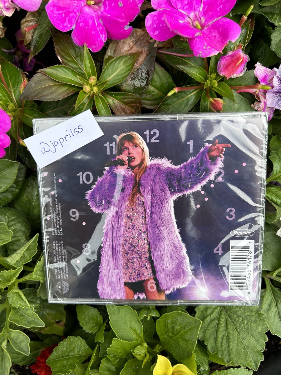 💐GIVEAWAY💐

it’s my bday tomorrow so I’m giving away a sealed copy of midnights late night edition cd w/ you’re losing me!

to enter:
-follow me
-retweet
-comment which speak now tv song you’re most excited for!

open internationally! 
closes on sunday 6/11!

 #TSTheErasTour