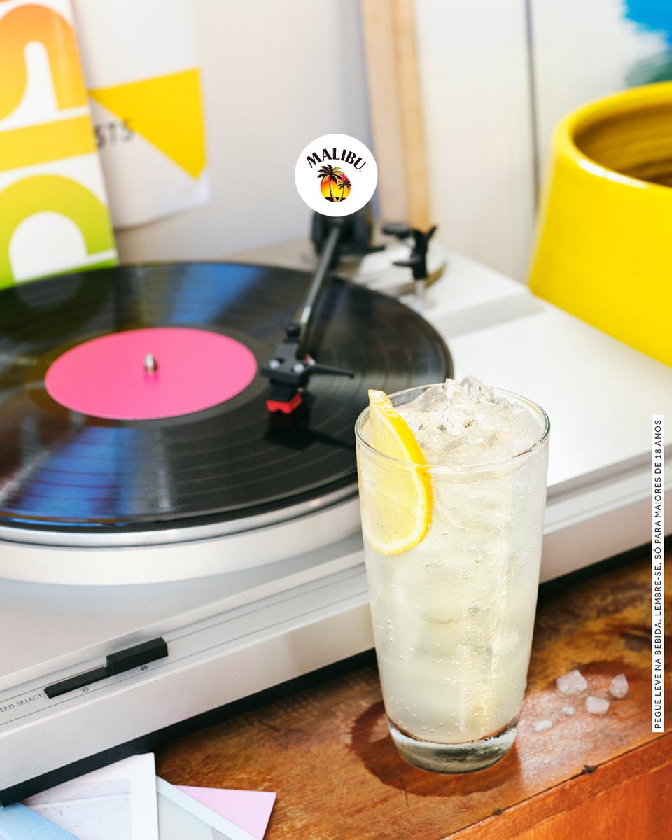 malibu_br's tweet photo. Que tal um Malibu Tonic para o feriado que se aproxima? 

🥥50 ml de Malibu
🥥50 ml de água tônica
🥥15 ml de suco de limão
* sugestão de finalização: rodelas de limão

Pegue leve na bebida. Lembre-se, apenas para maiores de 18 anos.

#Malibu #MixMalibu #MalibuRum #VerãoOAnoTodo https://t.co/KOX6XtDdnA